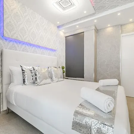 Red Velvet Desire- Premium 2br Callao Salvaje