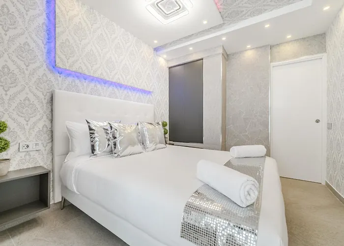 Red Velvet Desire- Premium 2br Callao Salvaje